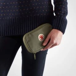 FJÄLLRÄVEN KÅNKEN TRAVEL WALLET - Portmonee 11 FJÄLLRÄVEN KÅNKEN TRAVEL WALLET - Portmonee -Fjällräven Outdoor Günstiges Geschäft 304068007 d kanken travel wallet fjaellraeven 1